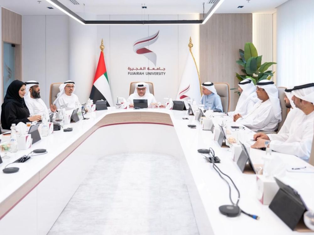 اللجنة العلمية لمشروع الأرشيف والمكتبة الوطنية تعقد اجتماعها الأول في جامعة الفجيرة
