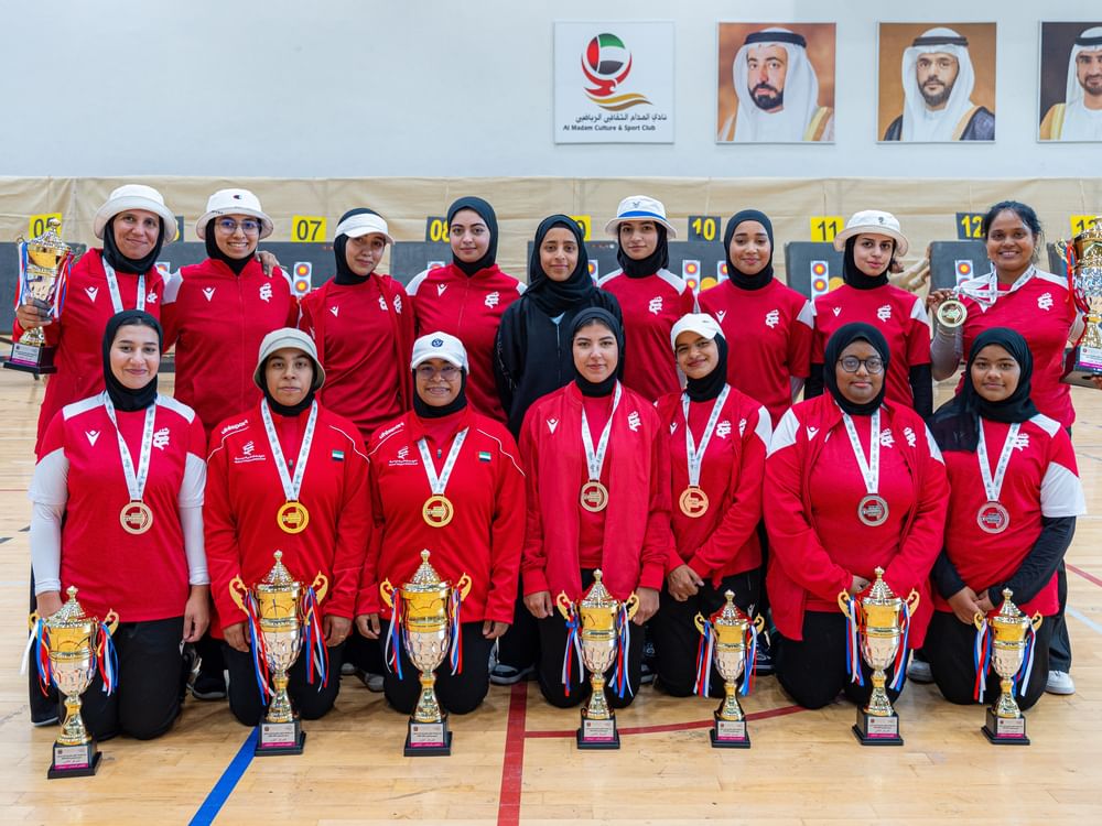 “نادي الشارقة للمرأة” يهيمن على “كأس الإمارات للقوس والسهم” بـ18 ميدالية ملونة