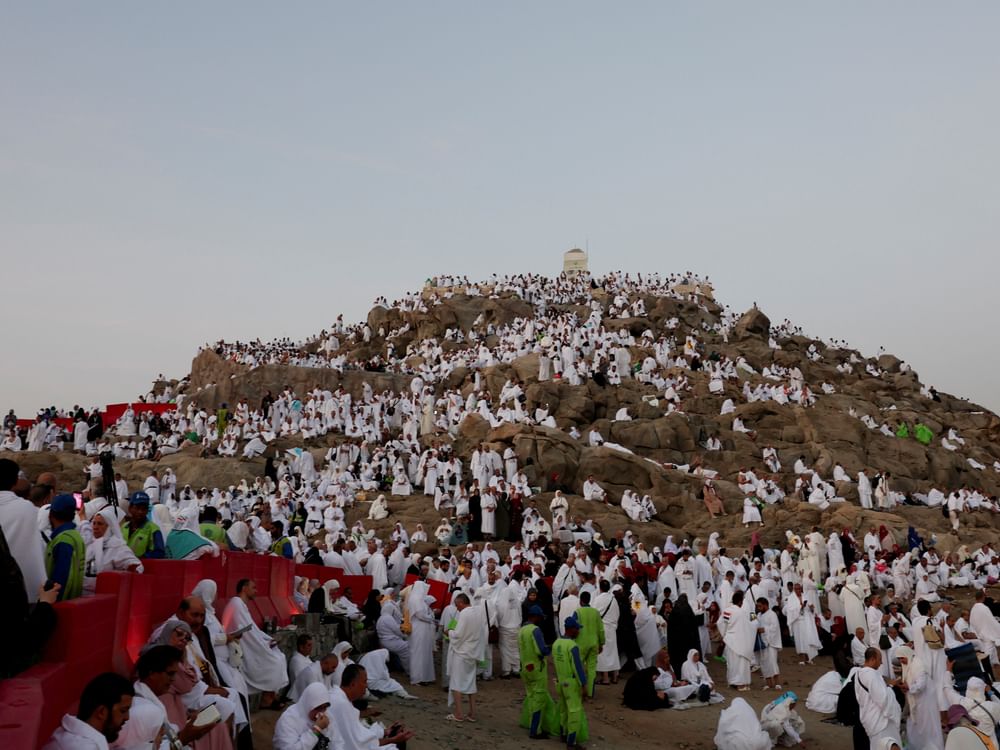 حجاج بيت الله الحرام يتوافدون إلى صعيد عرفات لأداء ركن الحج الأعظم