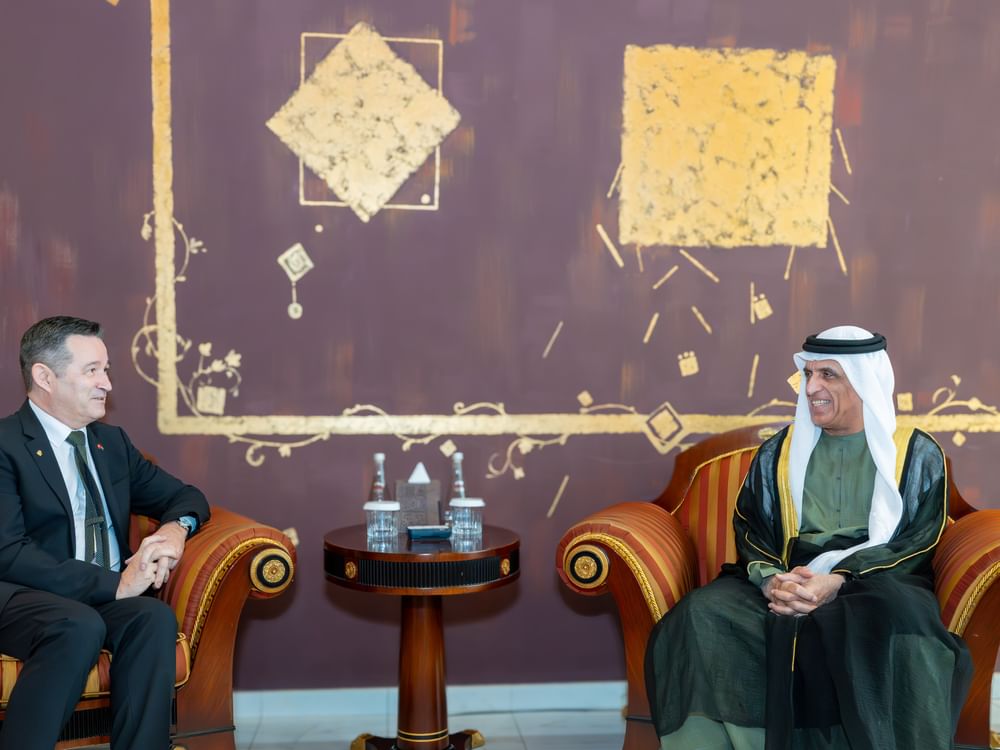 El gobernante de Ras al Jaima recibe al embajador de Suiza en Emiratos