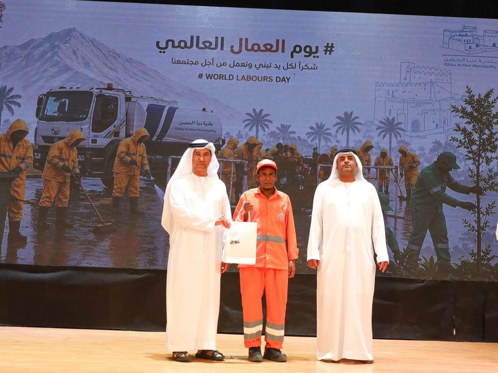بلدية دبا الحصن تحتفي بيوم العمال العالمي