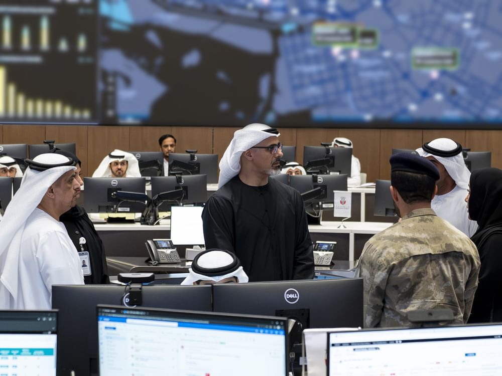 خالد بن محمد بن زايد يتفقد منظومة الجاهزية والاستجابة للطوارئ في مركز قيادة العمليات الطبية الموحدة في أبوظبي