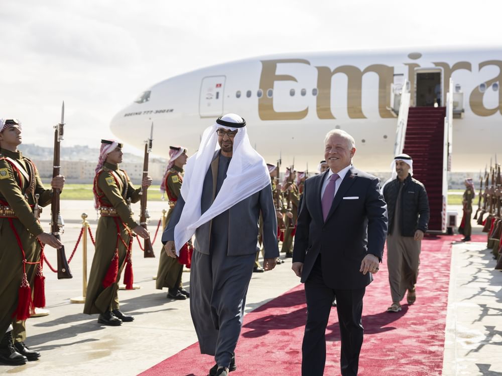 Il presidente degli Emirati Arabi Uniti arriva in Giordania in visita fraterna, accolto dal re Abdullah II