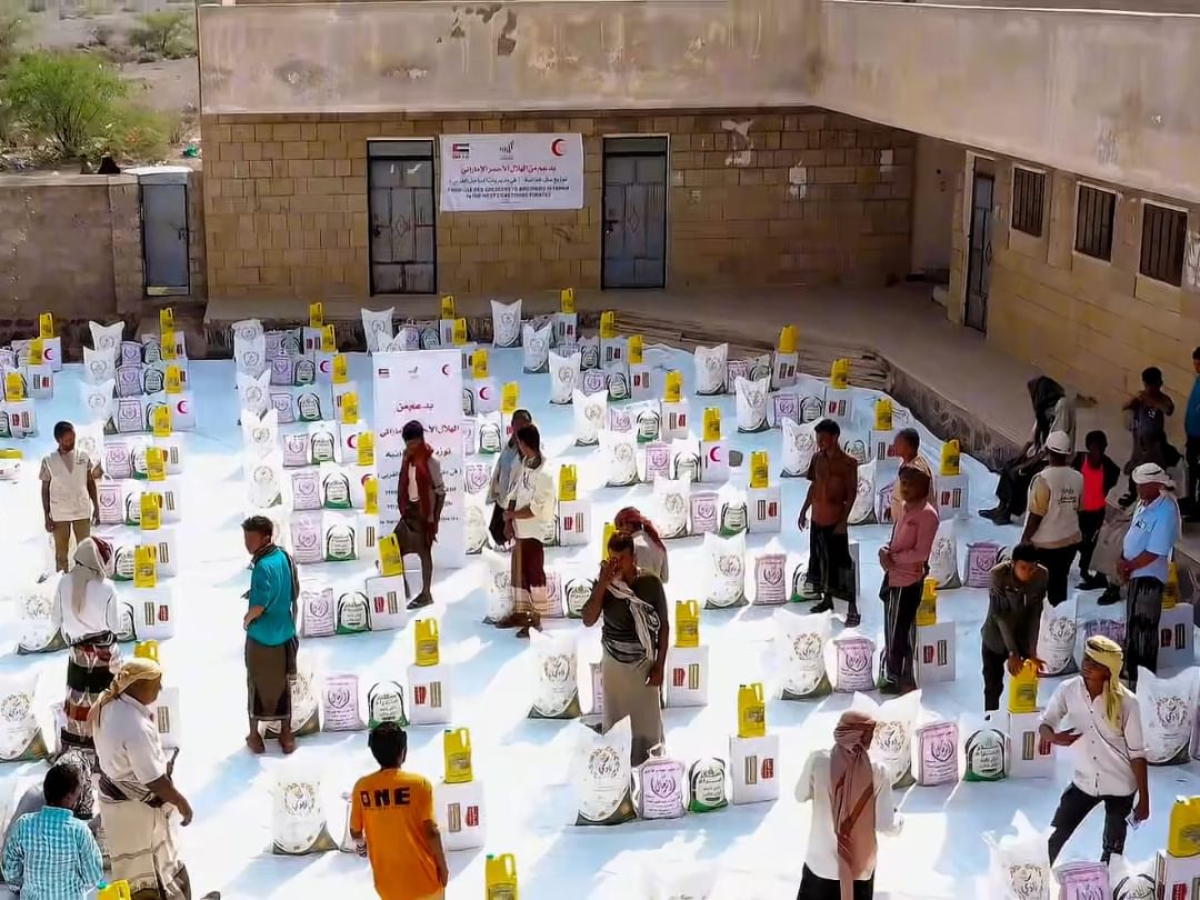 Los EAU distribuyen 1.000 cestas de alimentos a huérfanos y familias desplazadas en la costa occidental de Yemen