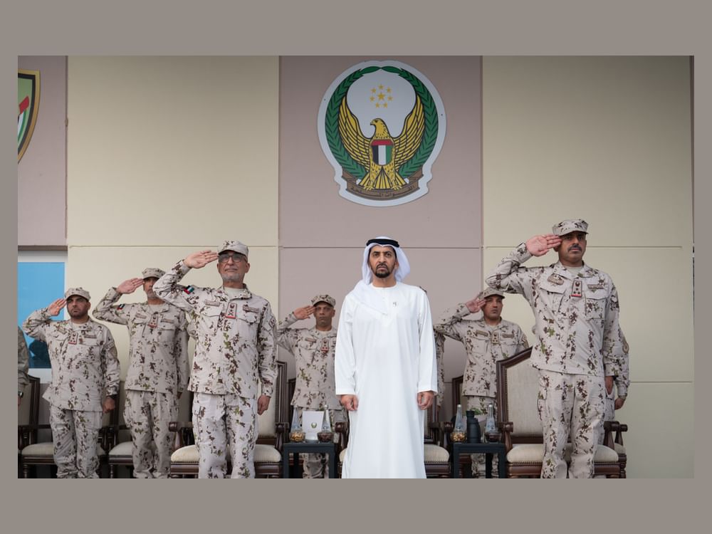 Hamdan bin Zayed acompanha demonstrações de recrutas do serviço militar no Centro de Treinamento de Liwa