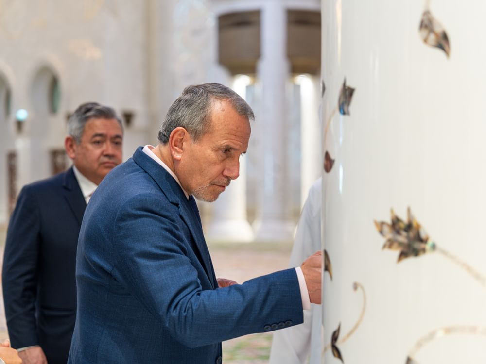 Ministro do Exterior do Peru visita Grande Mesquita Sheikh Zayed em Abu Dhabi