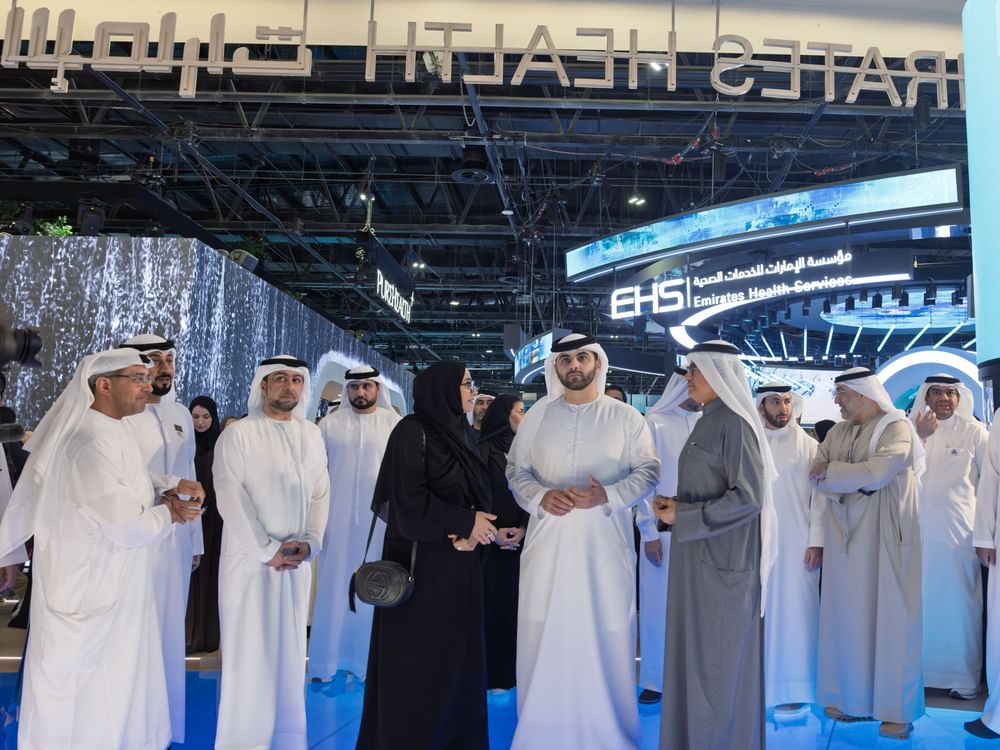 منصور بن محمد يزور معرض الصحة العربي و يطّلع على أحدث حلول التشخيص والرعاية العالمية