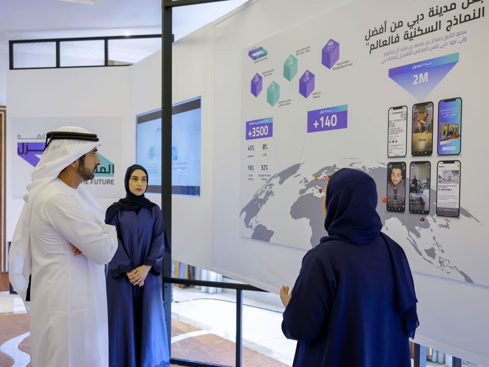 Hamdan bin Mohammed esamina i concetti eccezionali presentati durante il concorso