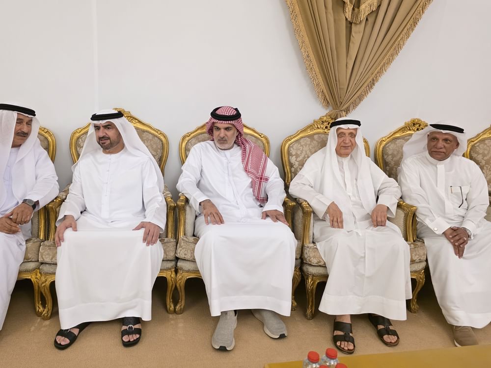 عبدالله بن سالم القاسمي يقدم واجب العزاء في وفاة موزة بنت حميد المزروعي