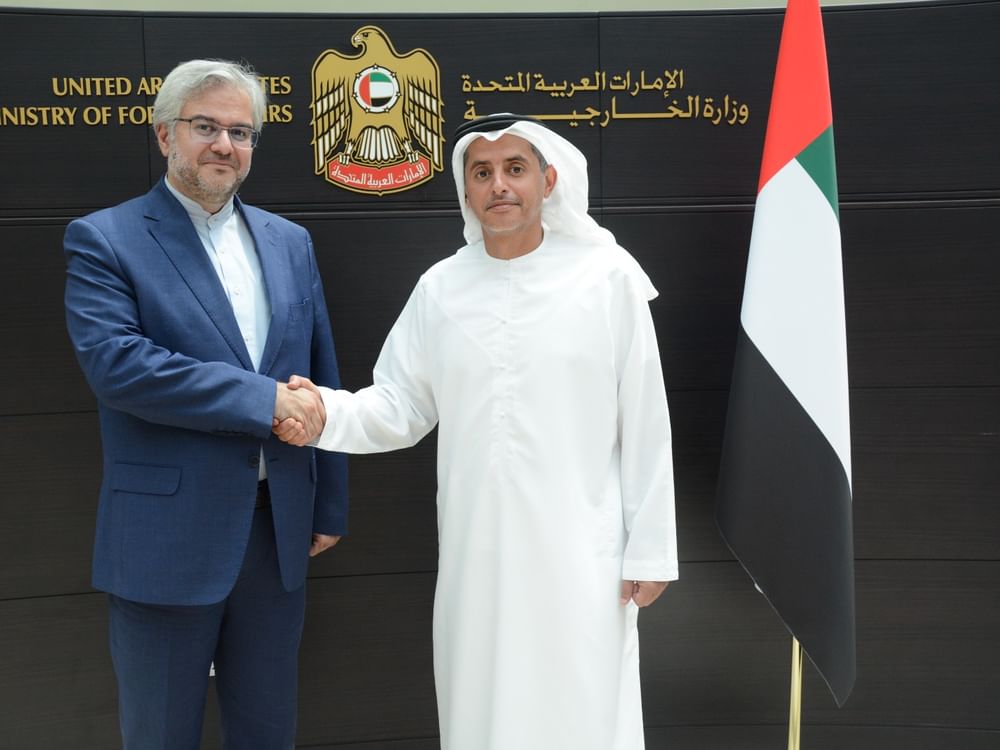 مدير مكتب وزارة الخارجية بدبي يتسلّم البراءة القنصلية من القنصل العام للجمهورية الإسلامية الإيرانية
