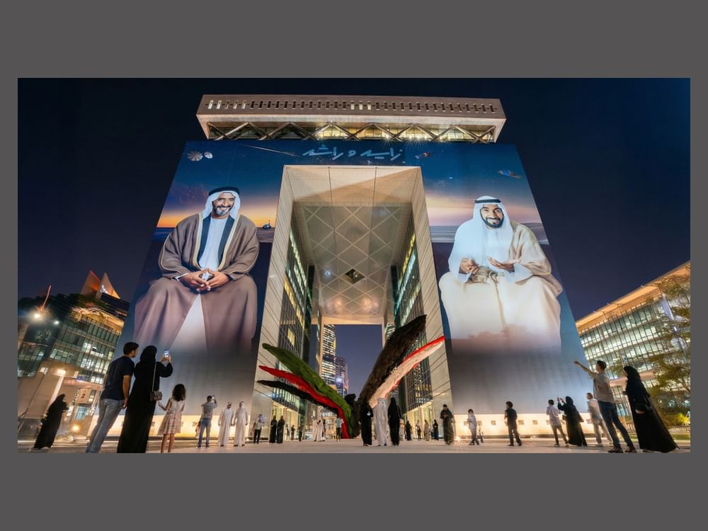 مركز دبي المالي العالمي ودبي العطاء يكشفان عن منحوتة المساحة الفاصلة لتمكين الشباب 