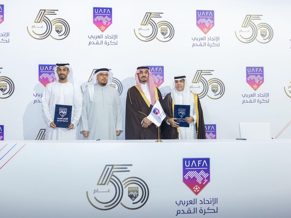 "الإمارات لكرة القدم" يُوقع اتفاقية استضافة عدد من البطولات العربية