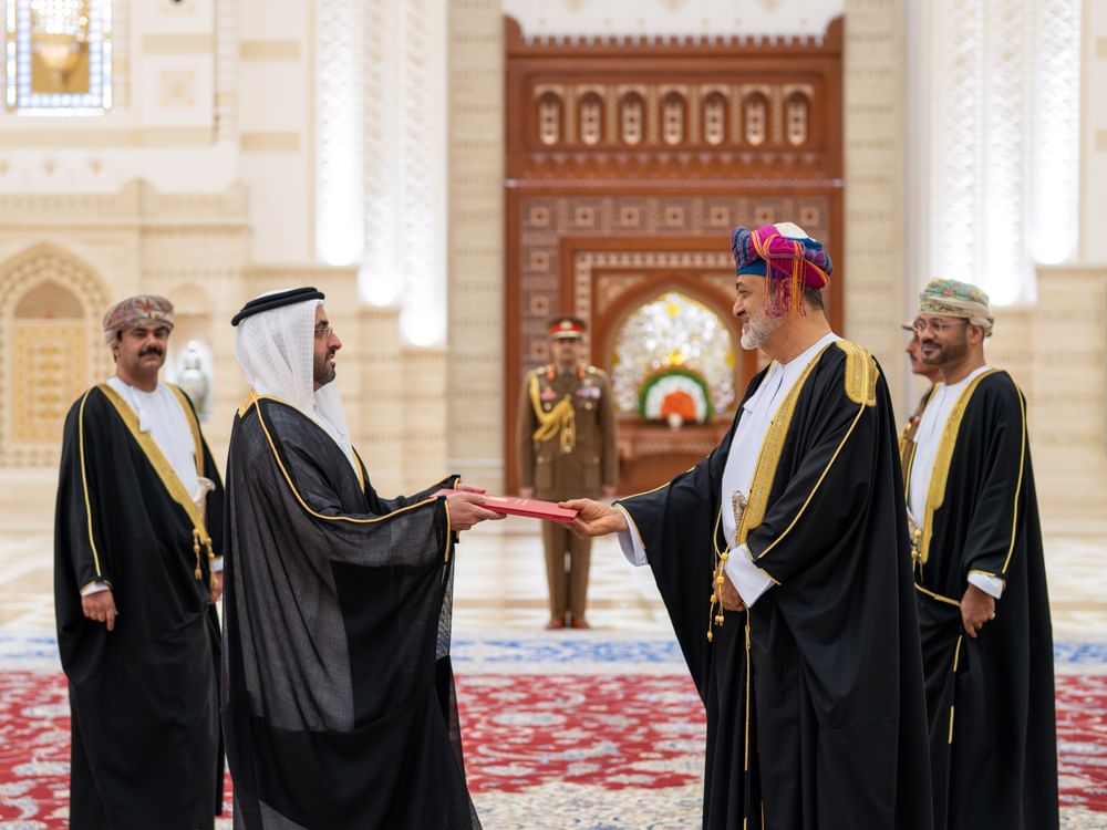 سفير الإمارات يقدم أوراق اعتماده إلى سلطان عُمان