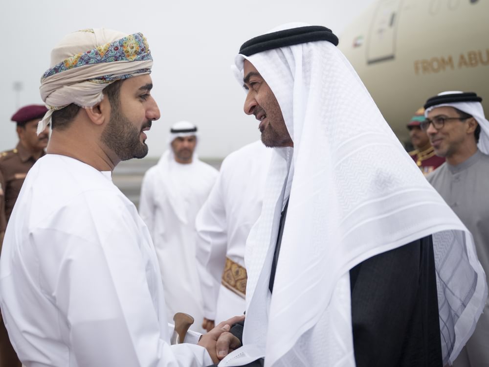 رئيس الدولة يصل إلى صلالة.. وسلطان عمان في مقدمة مستقبليه