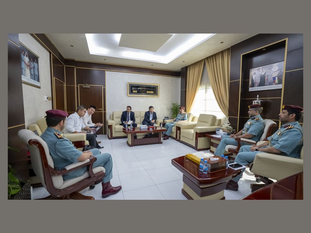 قائد عام شرطة عجمان يبحث التعاون مع وفد شركة "هيكفيجن" في الابتكار الأمني