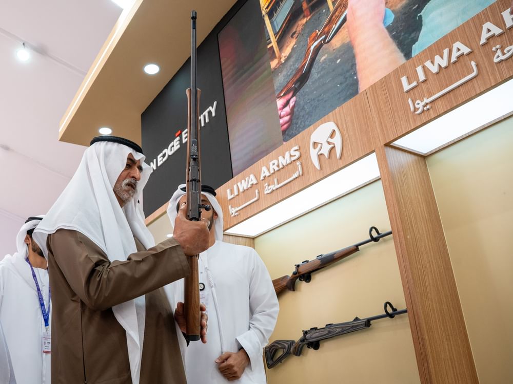 نهيان بن مبارك يزور معرض العين الدولي للصيد والفروسية