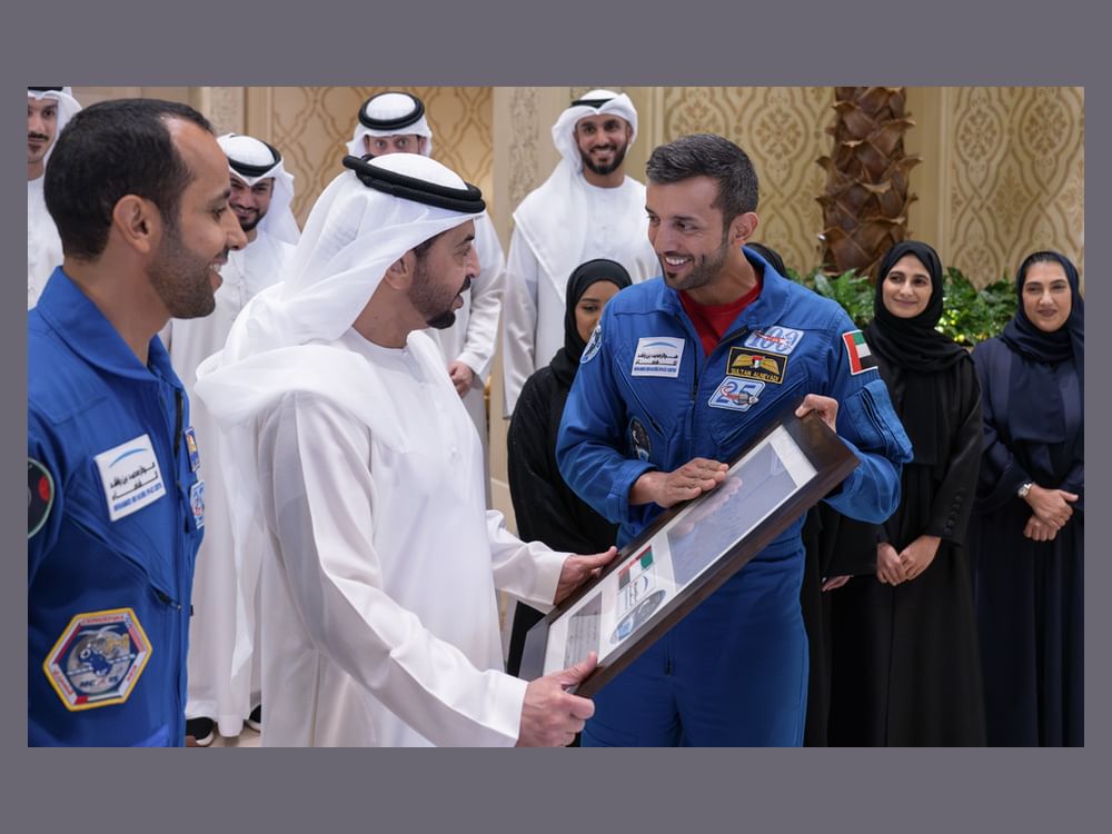 Hamdan bin Zayed Menerima Tim Misi Sultan Al Neyadi dan Zayed Ambition 2 dari MBRSC