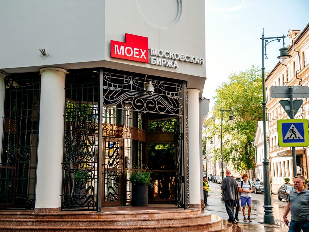 Moscow stock indices close higher