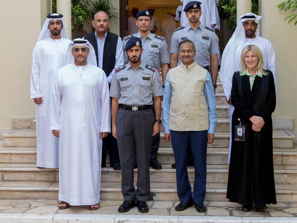 Zayed bin Hamad trifft sich mit dem Generaldirektor des indischen Nationalarchivs