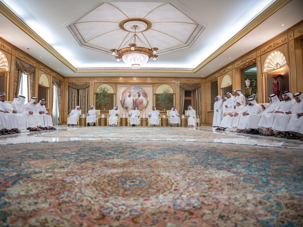 حمدان بن محمد يتقبّل التعازي في وفاة المغفور له الشيخ أحمد بن راشد وبجانبه مكتوم بن محمد وأحمد بن محمد