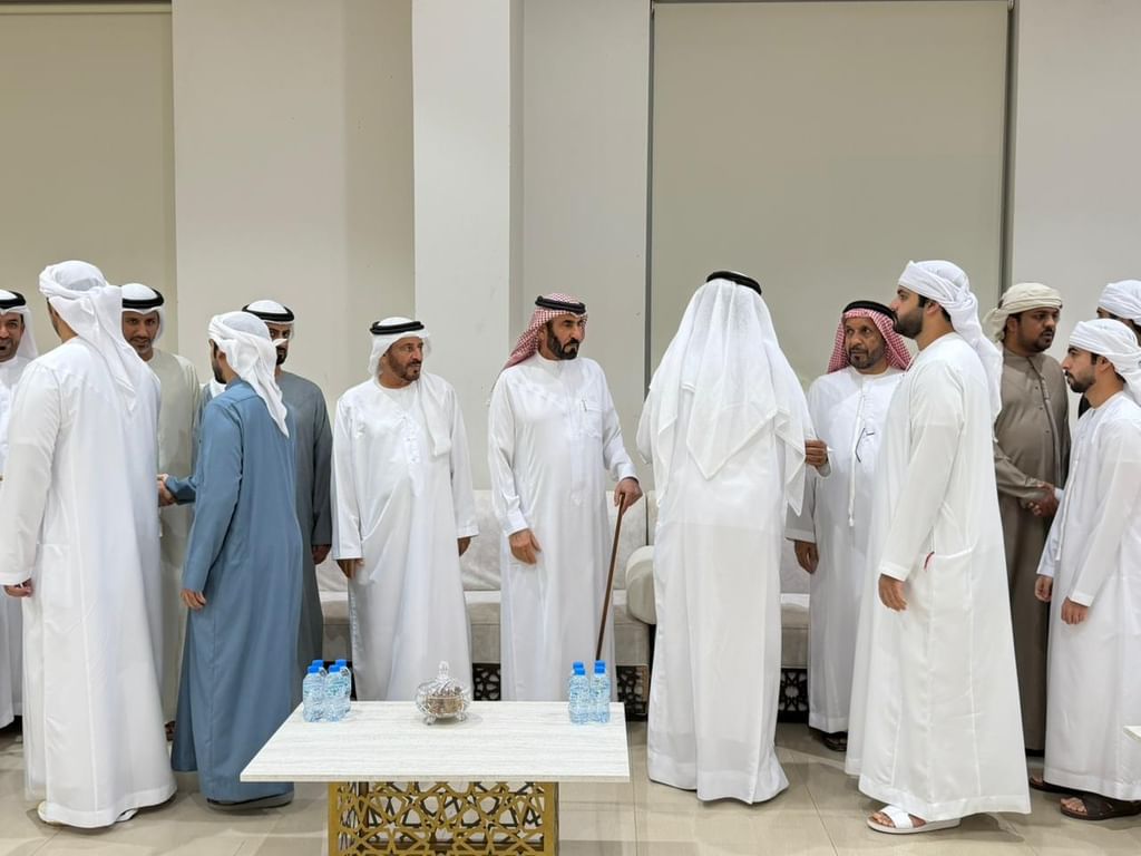 طالب بن صقر يقدم واجب العزاء لأسرة شهيد الوطن علي الطنيجي 