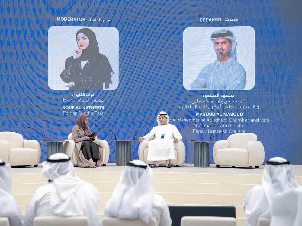 غرفة أبوظبي تعرض برامج تمكين مجتمع أعمال العين في "منتدى المستقبل"