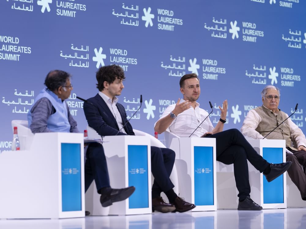 نخبة العقول البشرية تضيء على اكتشافات علمية خارقة تضع العلم على قمم غير مسبوقة