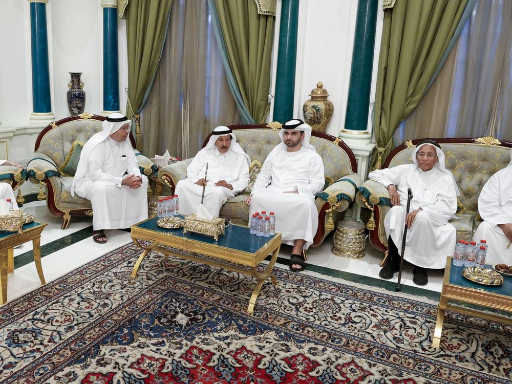 منصور بن محمد يقدم واجب العزاء في وفاة حسن إبراهيم الفردان