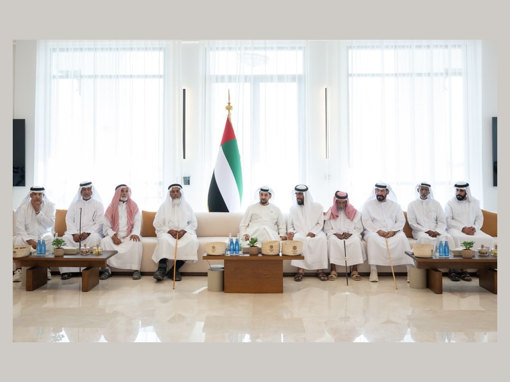 Hamdan bin Zayed visita majlis em Umm Al Ashtan e se encontra com o cidadão emiradense Mubarak Al Mansouri