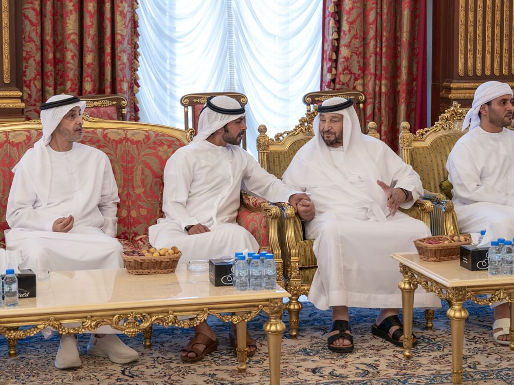 خليفة بن طحنون بن محمد يُقدِّم واجب العزاء في وفاة عائشة راشد الظاهري