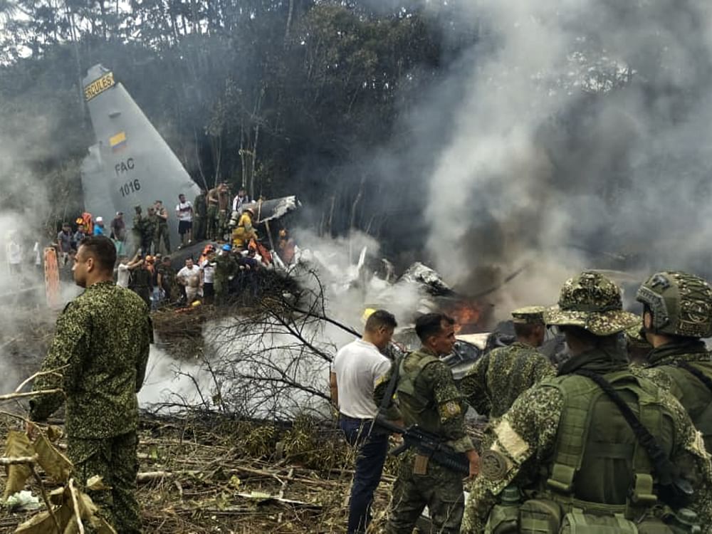 哥伦比亚军用运输机坠毁 载有125人