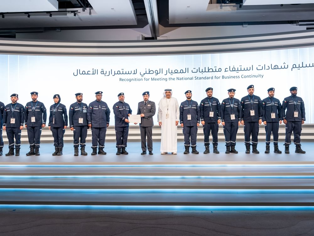 قائد عام شرطة أبوظبي يكرم هيئة أبوظبي للدفاع المدني لامتثالها لمعيار استمرارية الأعمال الوطني