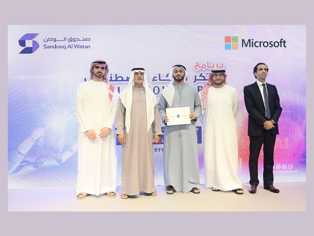 نهيان بن مبارك يكرم الفائزين من طلبة المدارس والجامعات بـ