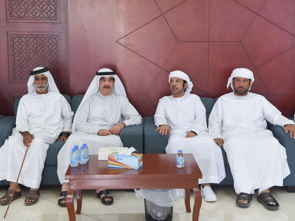حاكم أم القيوين يقدم واجب العزاء في وفاة راشد سيف بن بدر العليلي