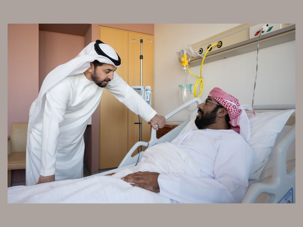 حمدان بن زايد يطمئن على صحة مبارك المنصوري ووديمة المزروعي