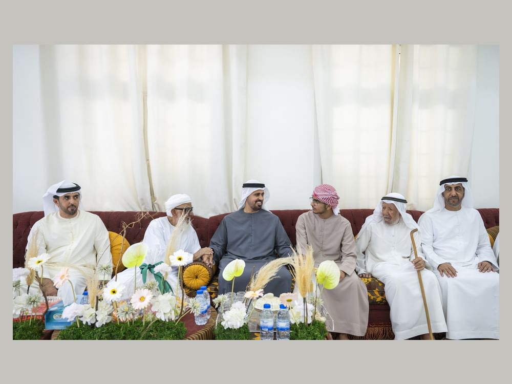 ذياب بن محمد بن زايد يزور عائلة الشهيد علي سعيد المسماري بالفجيرة