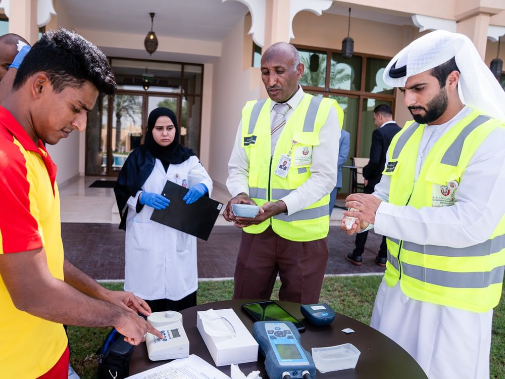 حملات توعية في الظفرة للتأكيد على جاهزية أحواض السباحة وفق المعايير المعتمدة
