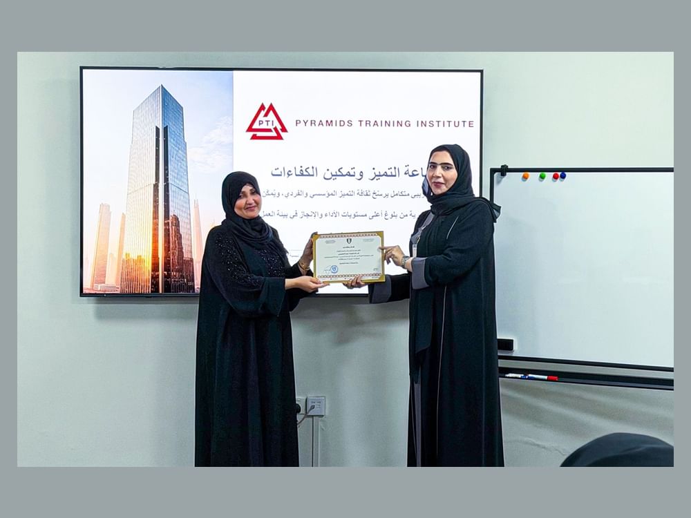 بلدية دبا الفجيرة تنظم برنامجًا تدريبيًا لموظفيها بعنوان «صناعة التميز وتمكين الكفاءات»