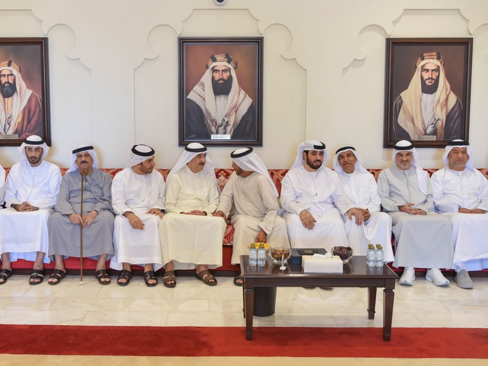 حاكم أم القيوين يقدم واجب العزاء بوفاة عائشة بنت حمد بن علي العريانى