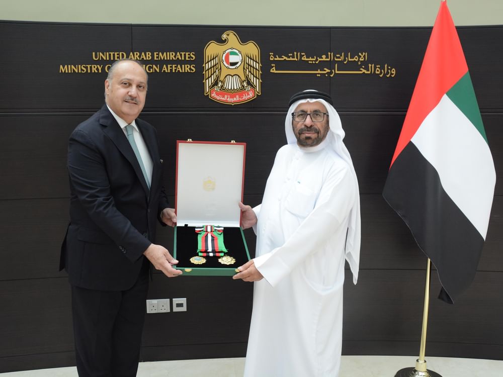 رئيس الدولة يمنح السفير الأردني وسام الاستقلال من الطبقة الأولى