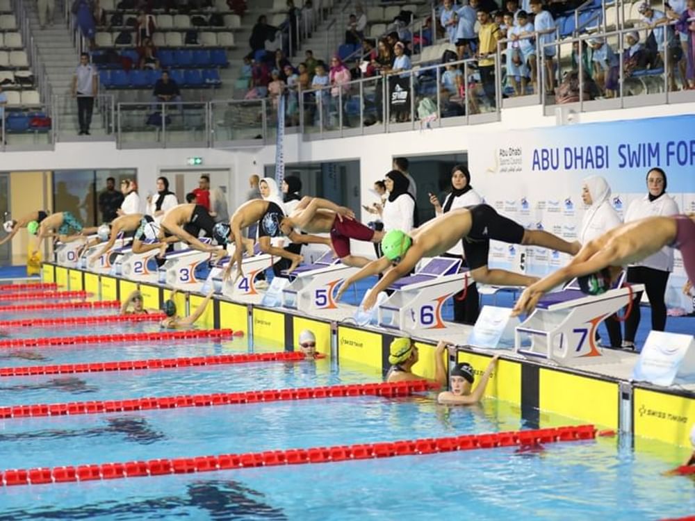 600 سباح وسباحة يشاركون بالنسخة الأولى من بطولة الإمارات لرعاية المواهب
