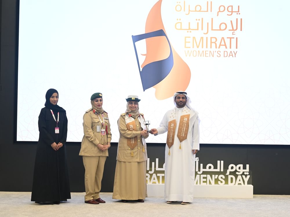 شرطة دبي تحتفي بمسيرة تمكين المرأة الإماراتية