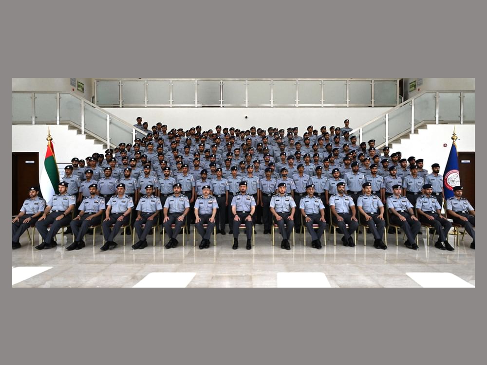 شرطة أبوظبي تحتفل بتخريج 165 منتسبا من دورة التأهيل الشرطي والأمني