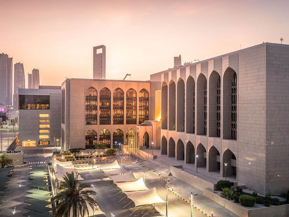 El Banco Central de los Emiratos Árabes impone sanciones financieras a cinco bancos y dos compañías de seguros