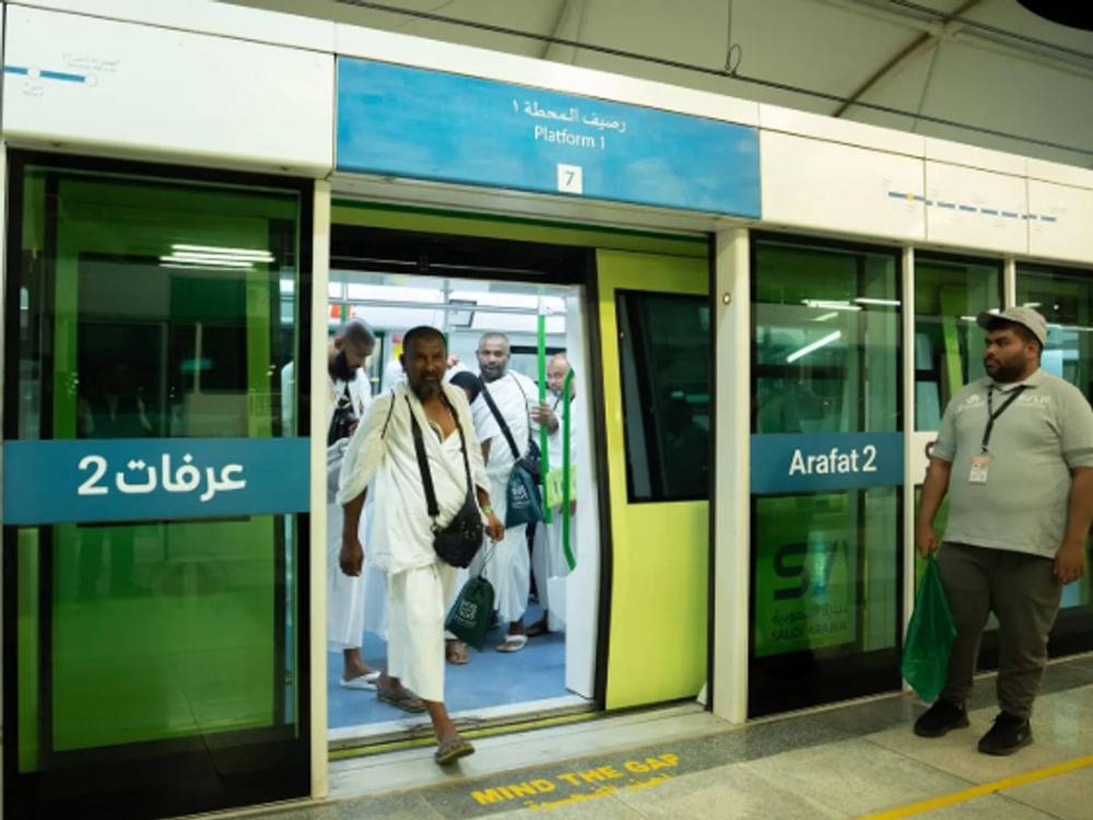 Hajj pilgrims begin arriving at Arafat for most significant ritual