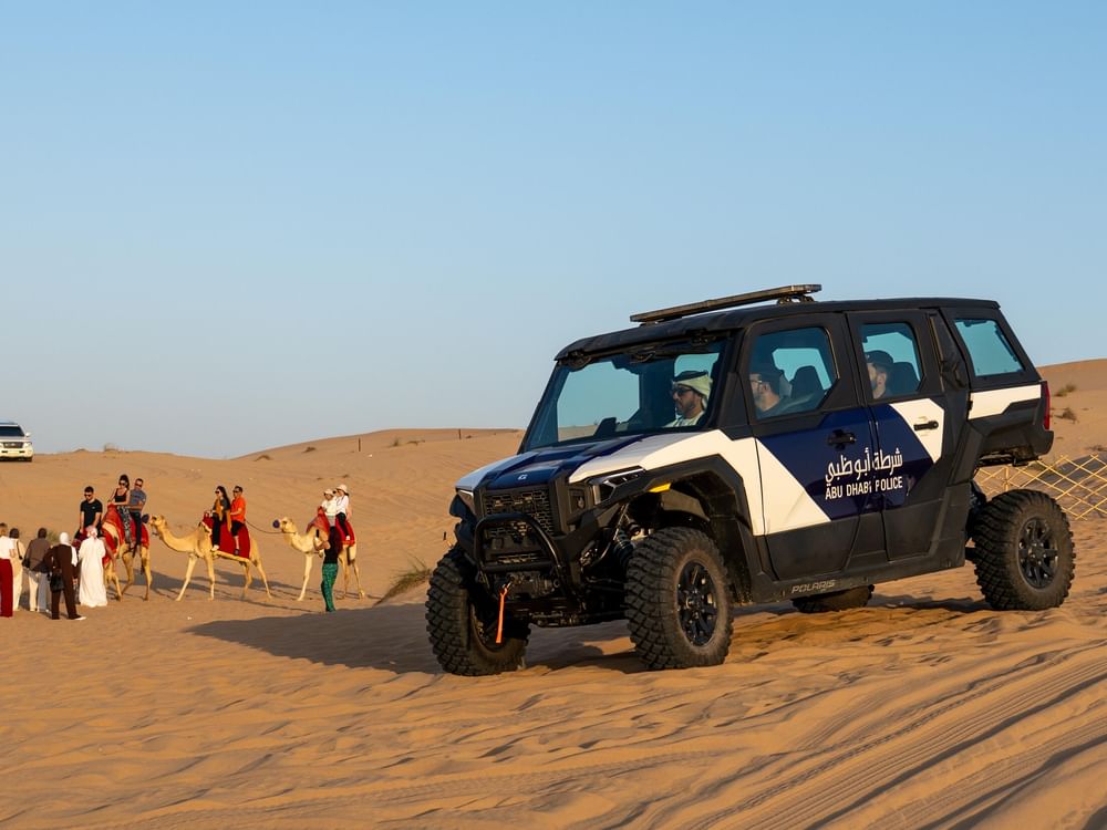 شرطة أبوظبي تعزز الوعي الأمني للسياح في المخيمات الشتوية