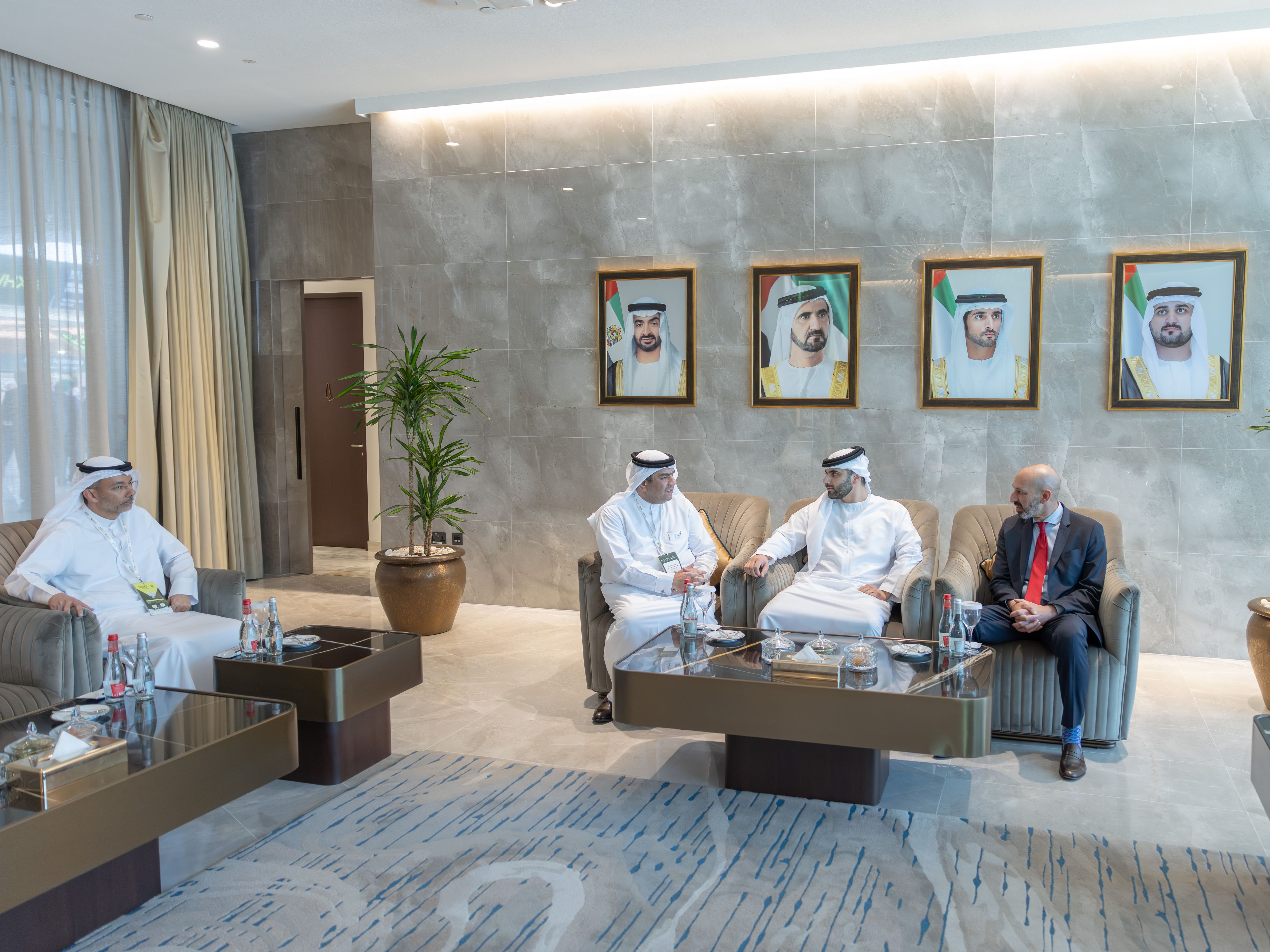 منصور بن محمد يلتقي الرئيس التنفيذي لمنظومة جامعة "Rush" الطبية