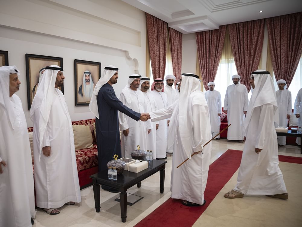 ذياب بن محمد بن زايد يقدِّم واجب العزاء في وفاة سيف راشد النايلي ومحمد فالح الشامسي