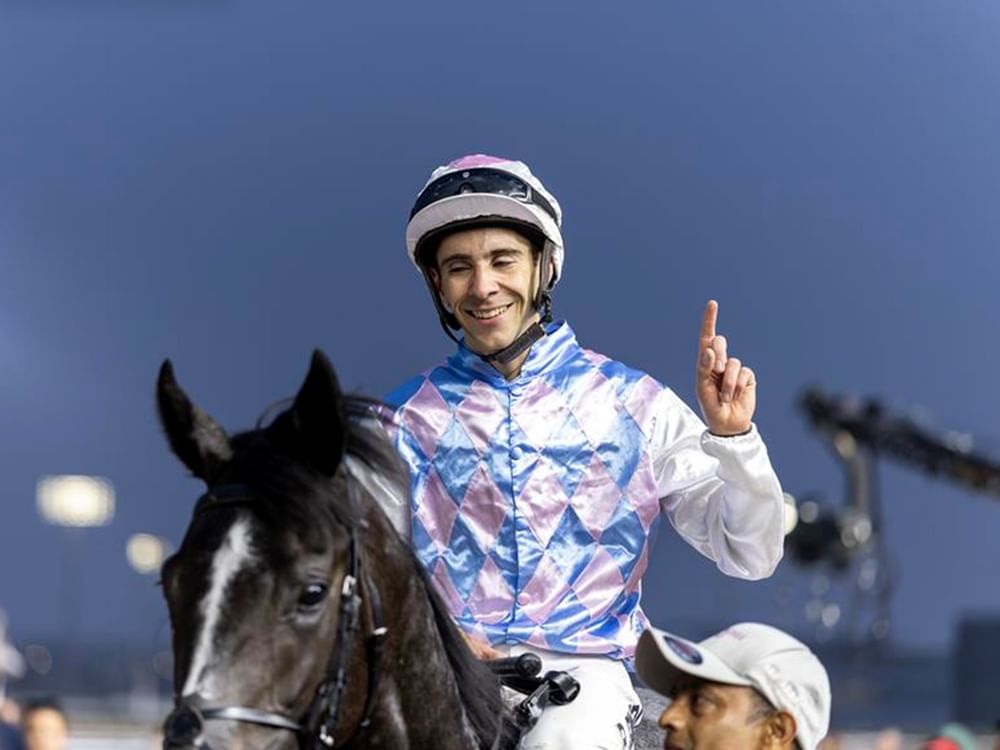 بينيرو أول العائدين إلى الإمارات استعداداً لموسم سباقات الخيل الجديد