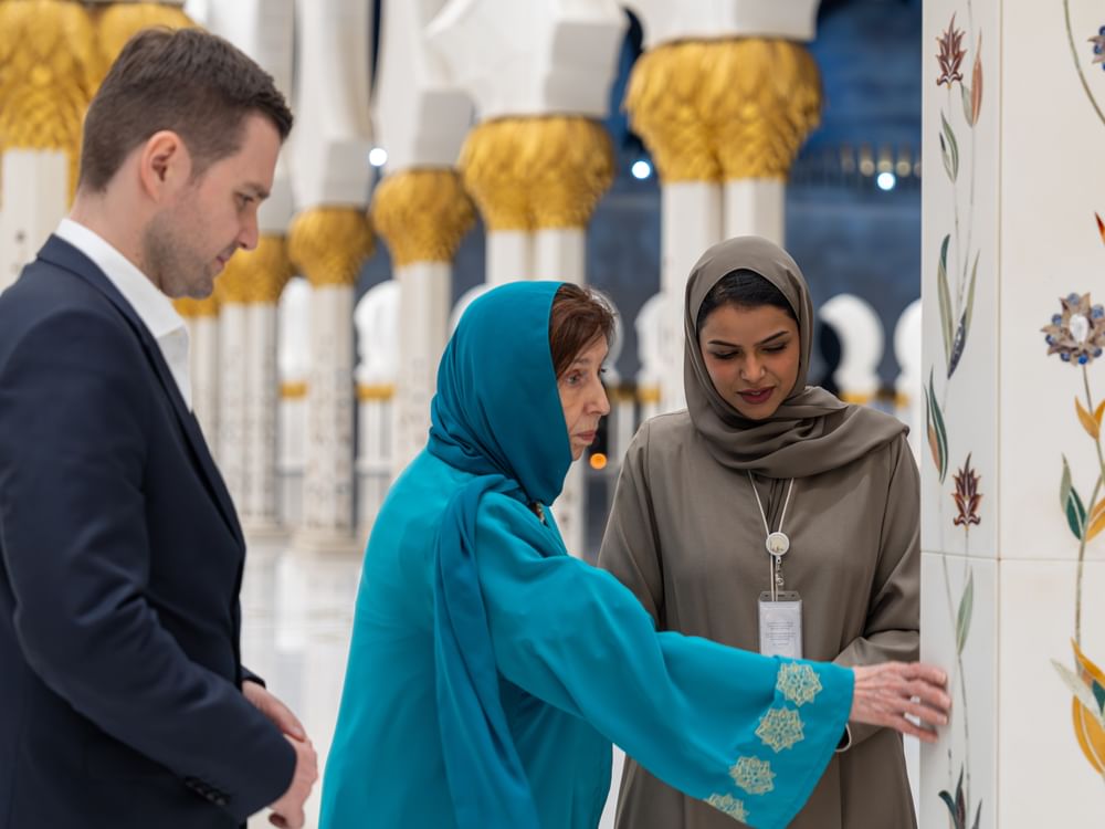 رئيسة مقدونيا الشمالية تزور جامع الشيخ زايد الكبير في أبوظبي